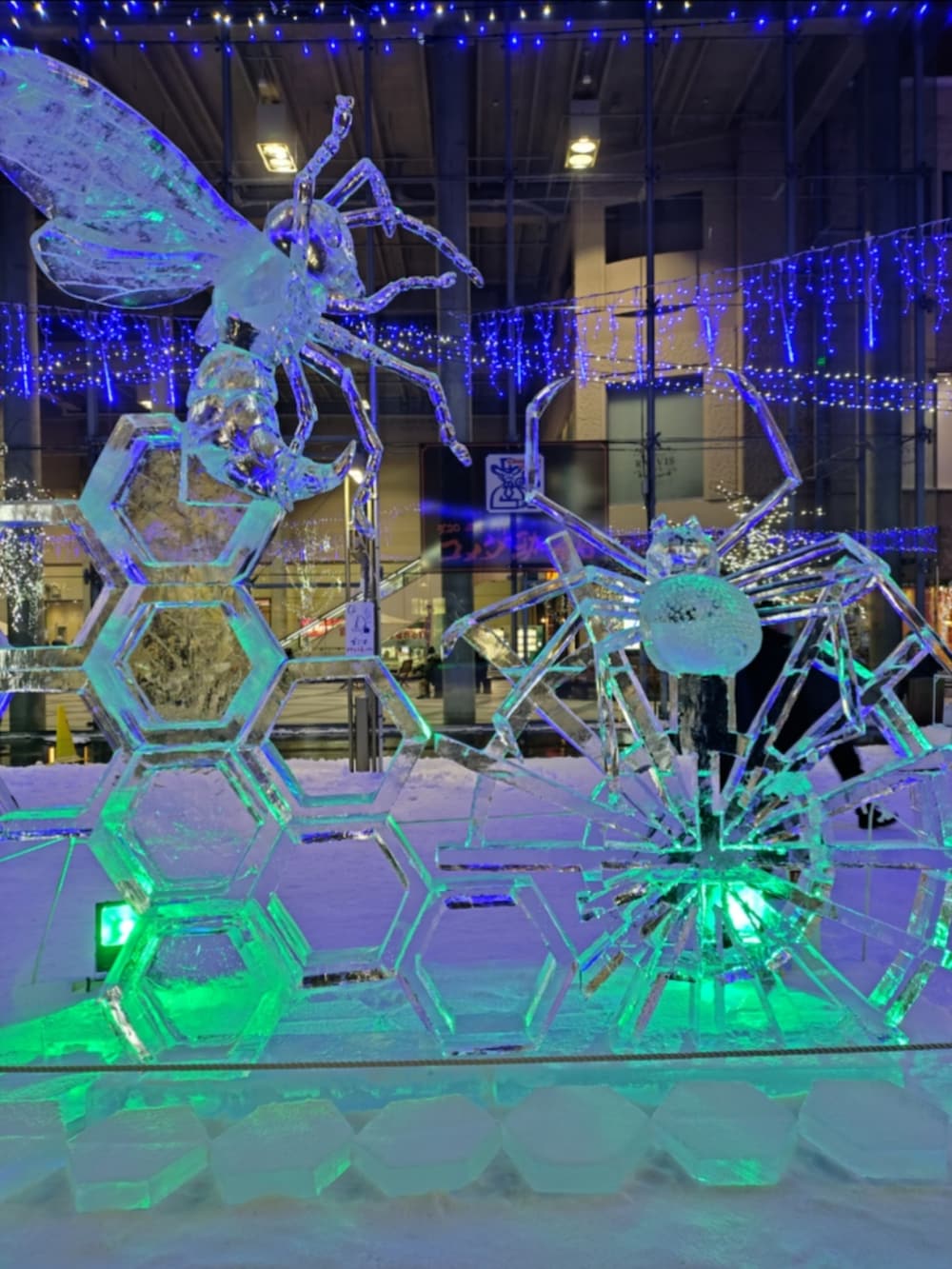 グリーン系のミリタリージャケット、ブルー系のデニムパンツ、ブラウン系のブーツを着用したメンズの冬コーディネートの4枚目の写真