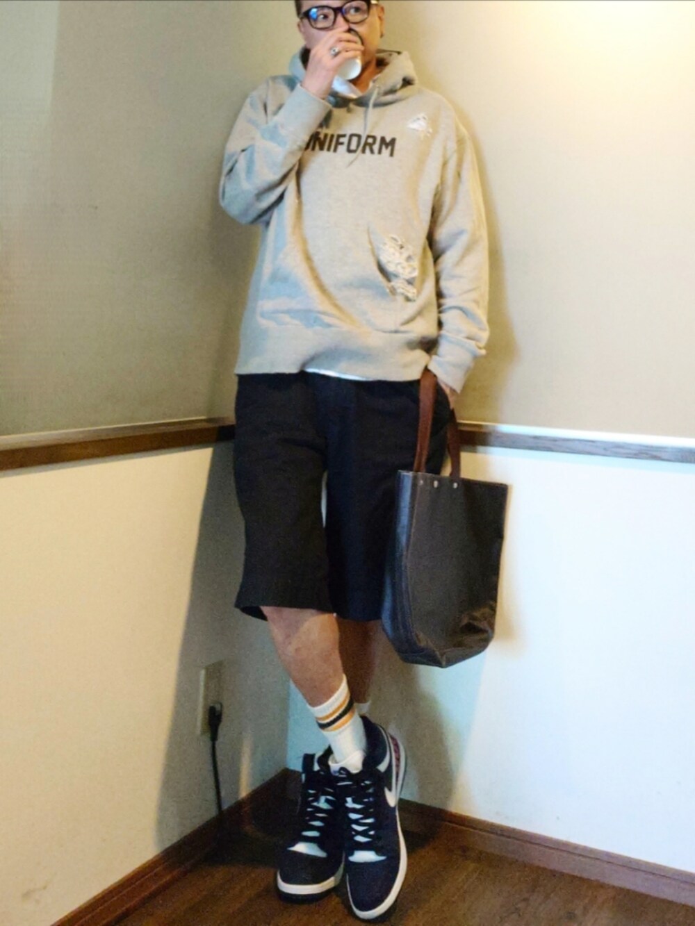 グレー系のパーカー、ホワイト系のシャツ/ブラウス、ブルー系のチノパンツを着用したメンズの秋コーディネートの2枚目の写真