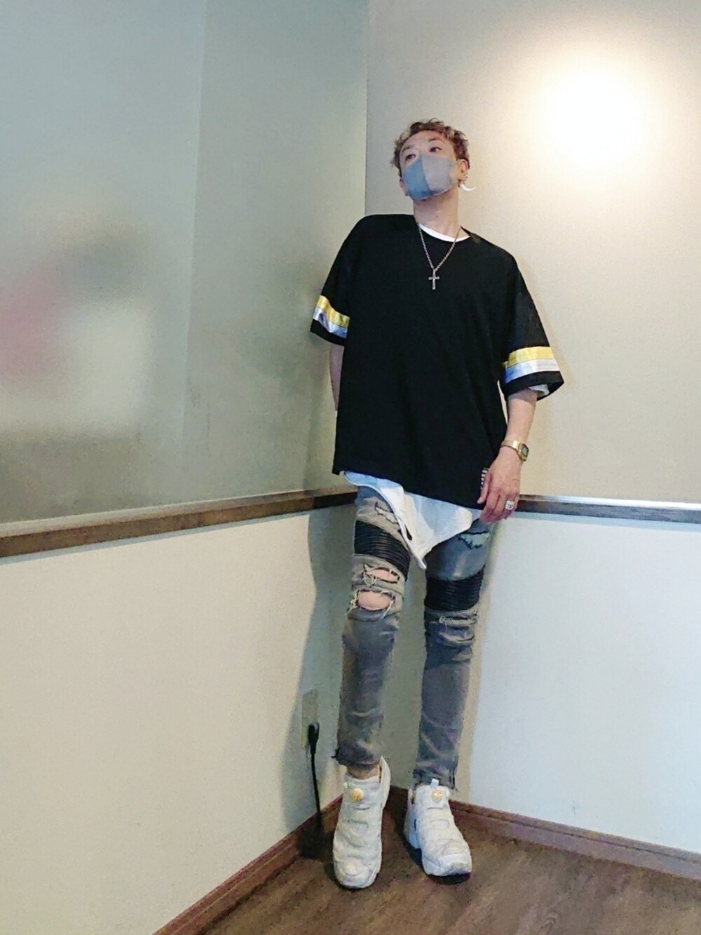 ブラック系のTシャツ/カットソー、ホワイト系のTシャツ/カットソー、グレー系のデニムパンツを着用したメンズの夏コーディネートの2枚目の写真
