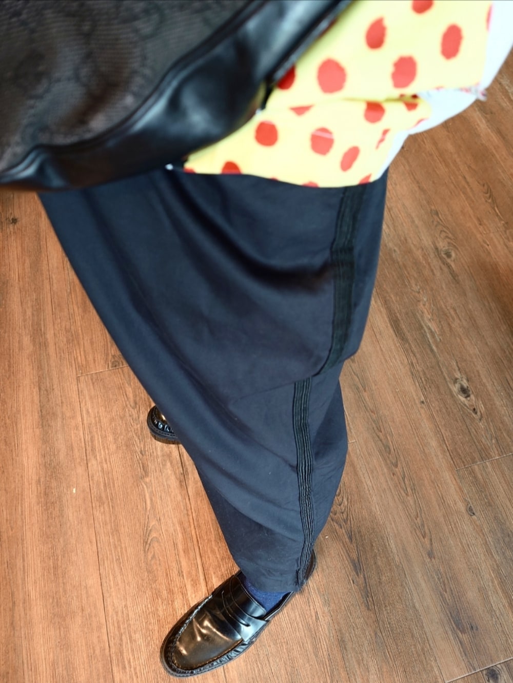 ブラック系のショルダーバッグ、ホワイト系のTシャツ/カットソー、ブラック系のチノパンツを着用したメンズの夏コーディネートの3枚目の写真