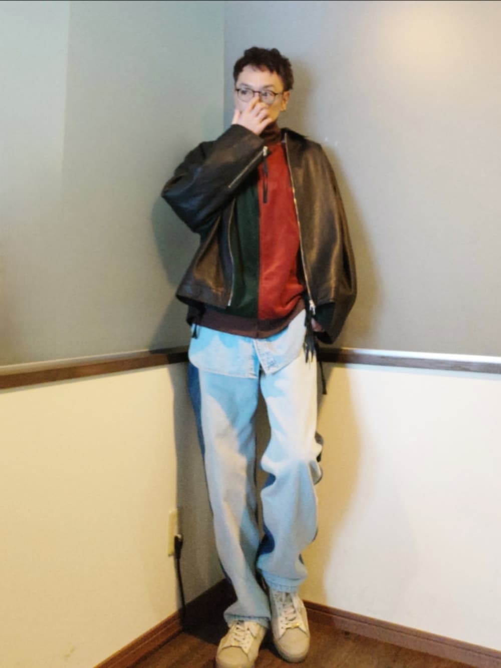 その他のジャージ、ブルー系のシャツ/ブラウス、ブルー系のデニムパンツを着用したメンズの春コーディネートの3枚目の写真