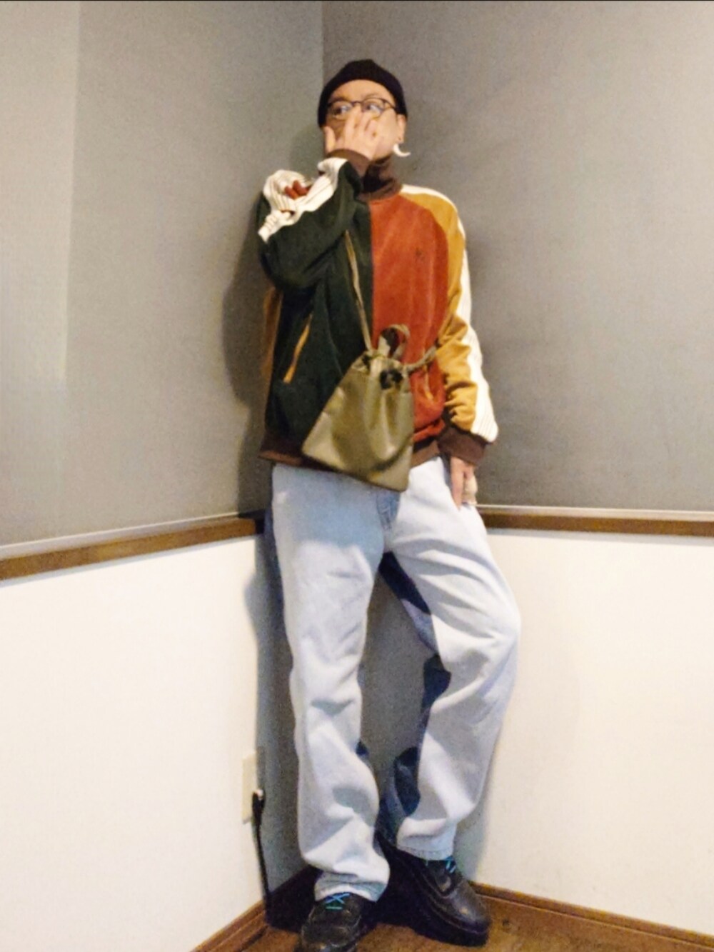 その他のジャージ、グリーン系のショルダーバッグ、ブラック系のダウンジャケット/コートを着用したメンズの冬コーディネートの2枚目の写真