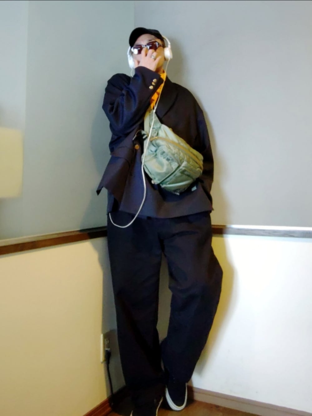 イエロー系のジャージ、ブルー系のテーラードジャケット、ブラック系のその他パンツを着用したメンズの冬コーディネートの2枚目の写真