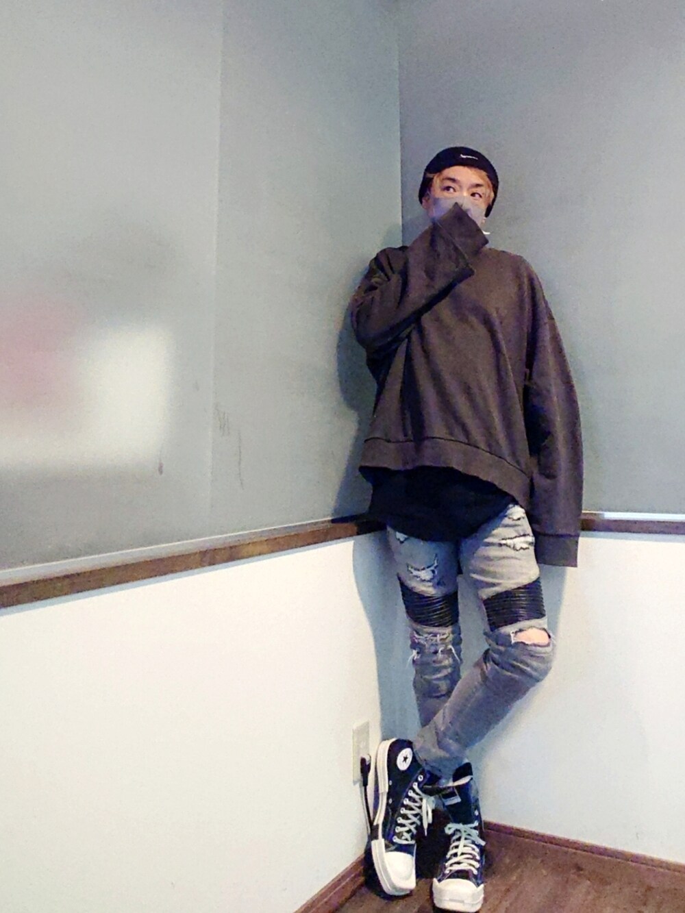 グレー系のスウェット、ブラック系のタンクトップ、グレー系のデニムパンツを着用したメンズの夏コーディネートの2枚目の写真