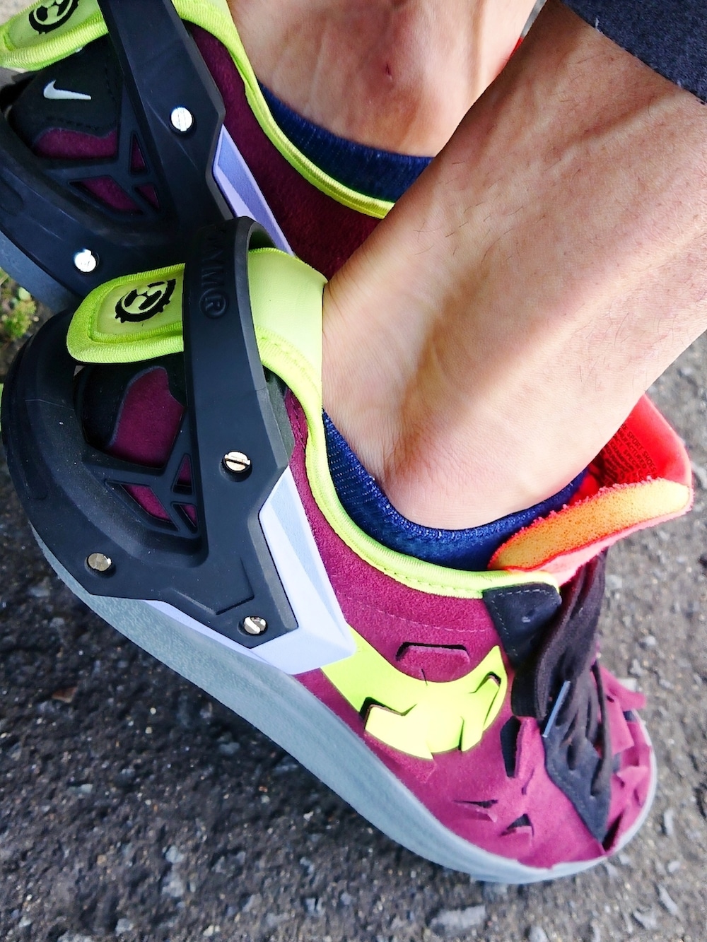 ブラック系のベスト、グレー系のスラックス、レッド系のスニーカーを着用したメンズの秋コーディネートの3枚目の写真