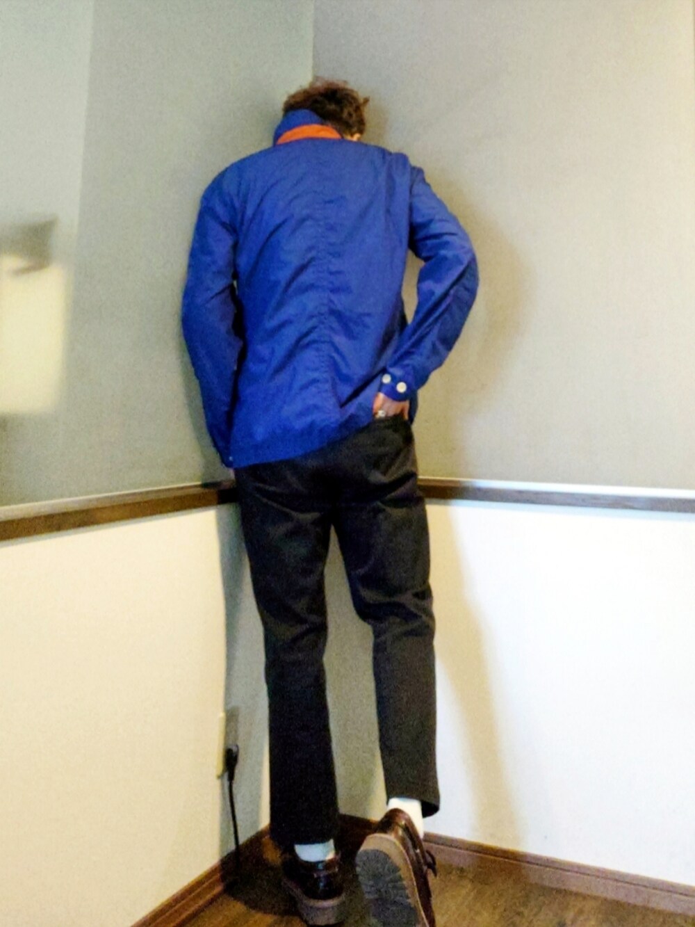 ブルー系のカバーオール、ホワイト系のシャツ/ブラウス、ブルー系のチノパンツを着用したメンズの夏コーディネートの4枚目の写真