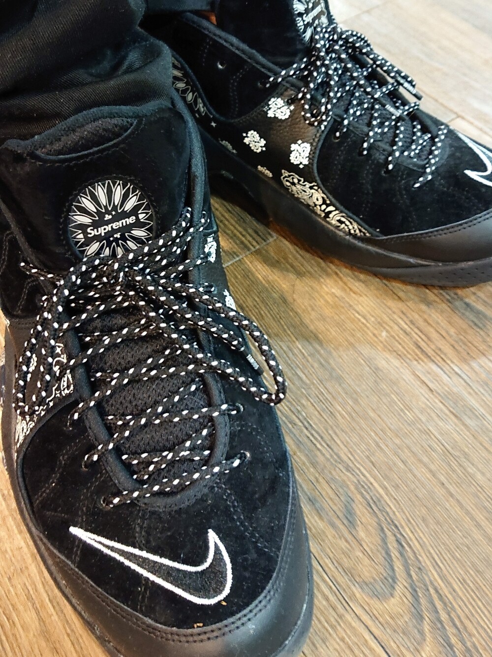 ブラック系のベスト、ブラック系のパンツ、ブラック系のスニーカーを着用したメンズの秋コーディネートの2枚目の写真