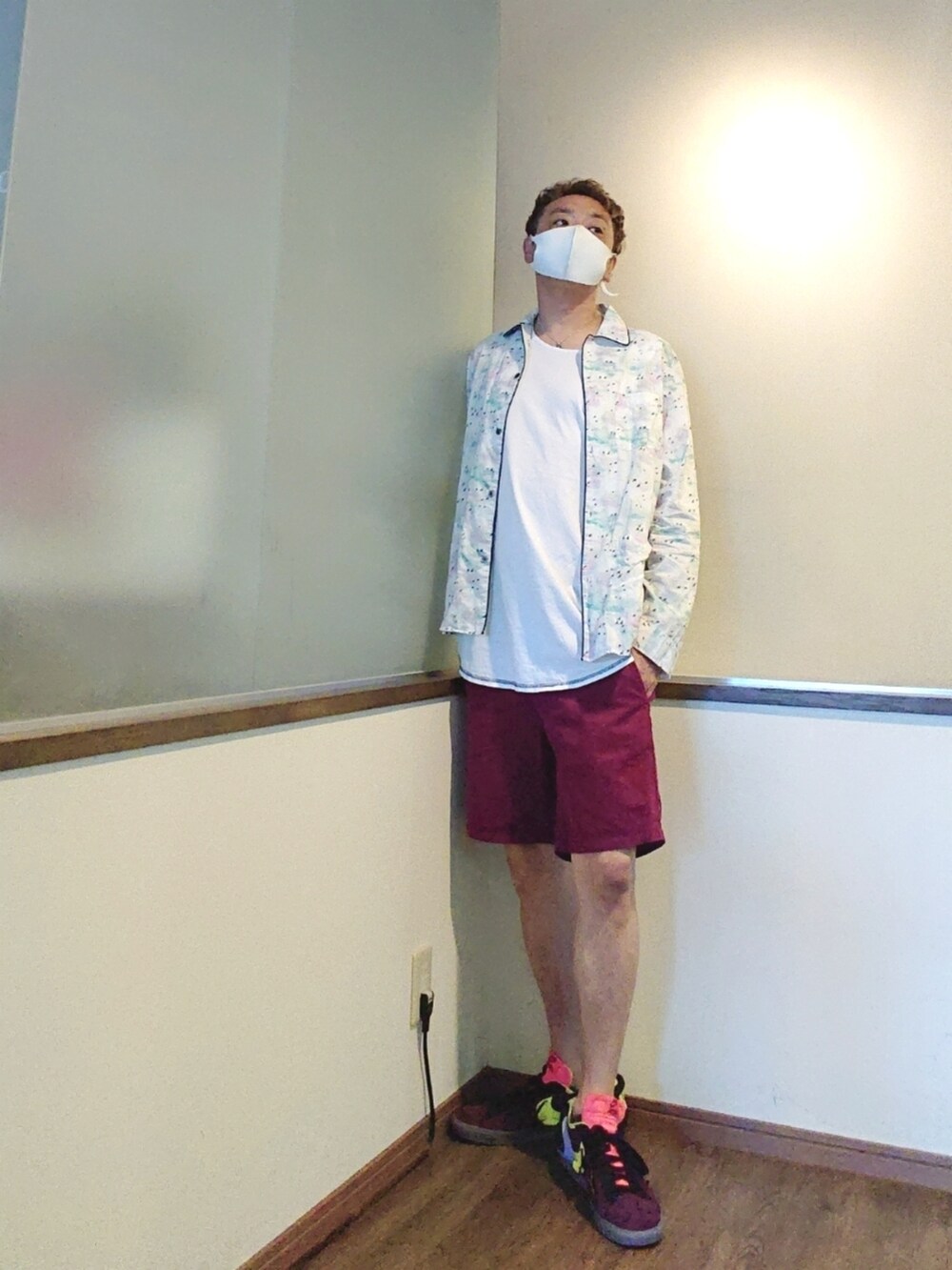 ホワイト系のシャツ/ブラウス、ホワイト系のタンクトップ、レッド系のパンツを着用したメンズの夏コーディネートの2枚目の写真