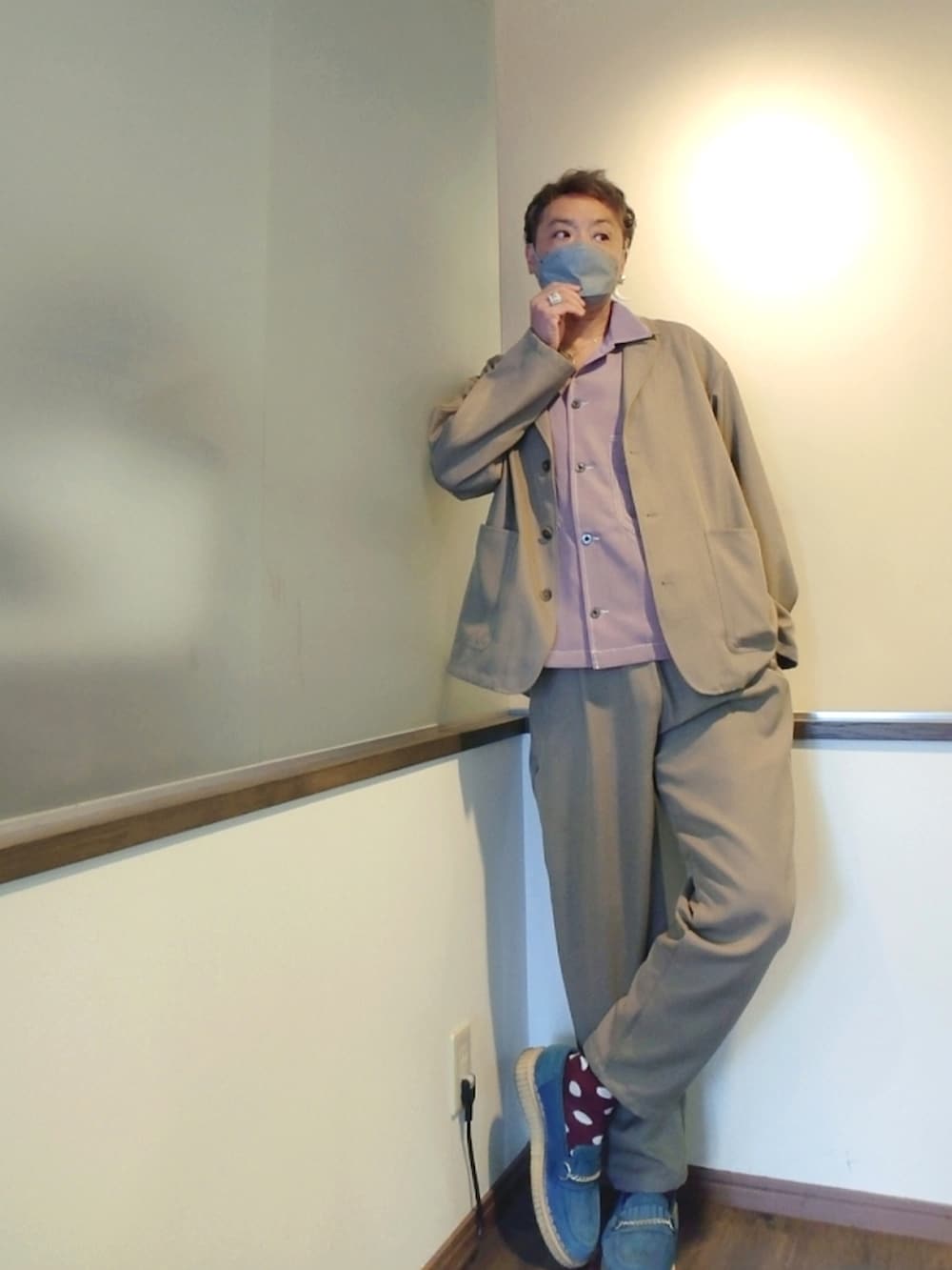 ベージュ系のテーラードジャケット、ベージュ系のチノパンツ、ピンク系のシャツ/ブラウスを着用したメンズの秋コーディネートの3枚目の写真