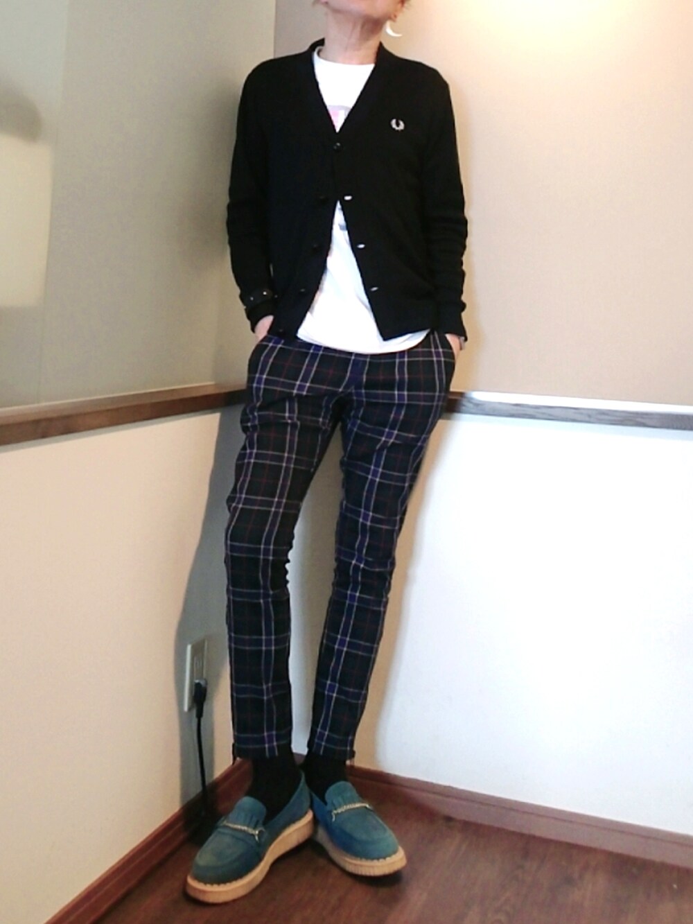 ブルー系のカバーオール、ホワイト系のTシャツ/カットソー、グリーン系のその他パンツを着用したメンズの春コーディネートの2枚目の写真