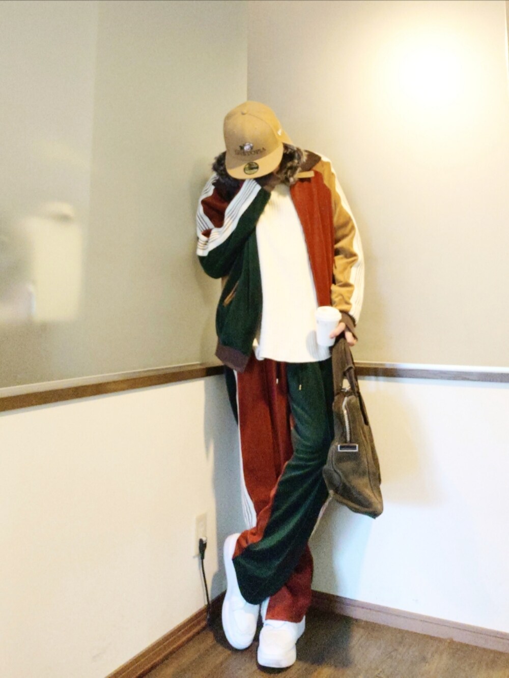 その他のジャージ、ベージュ系のTシャツ/カットソー、その他のその他パンツを着用したメンズの秋コーディネートの2枚目の写真