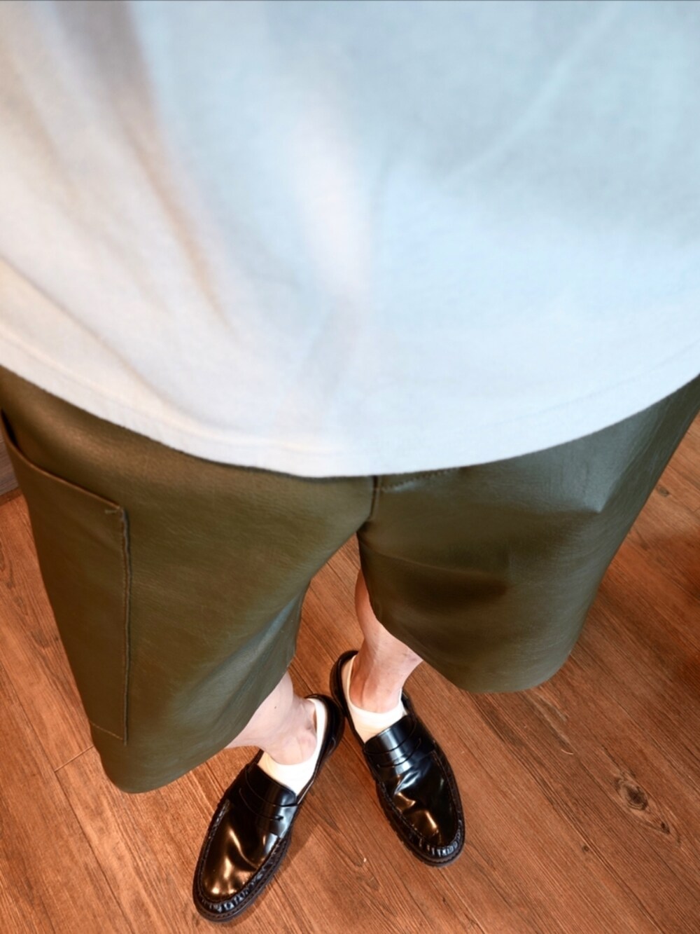 ブルー系のその他トップス、グリーン系のその他パンツ、グリーン系のショルダーバッグを着用したメンズの夏コーディネートの2枚目の写真