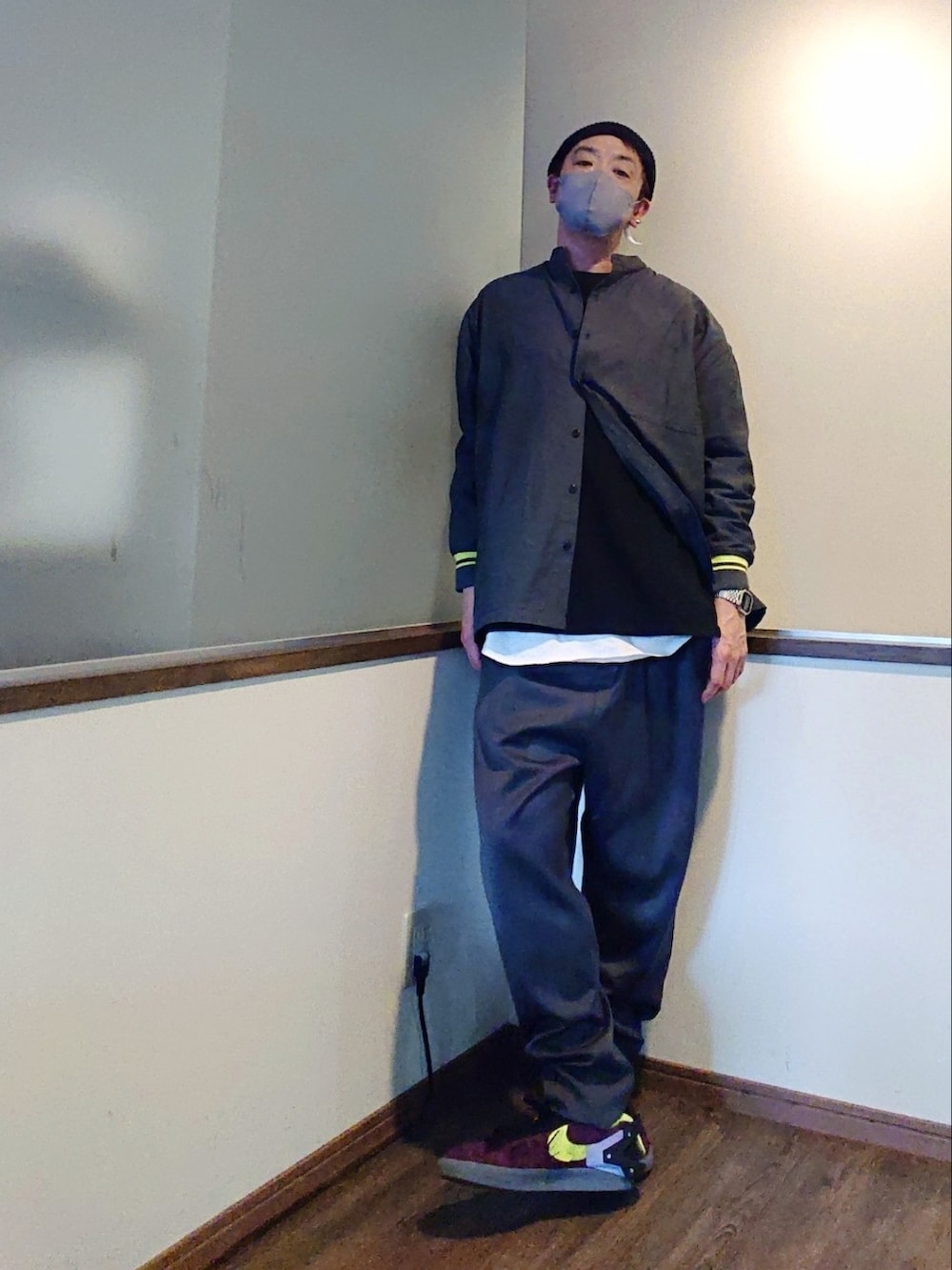 ブラック系のシャツ/ブラウス、ブラック系のTシャツ/カットソー、グレー系のスラックスを着用したメンズの春コーディネートの2枚目の写真