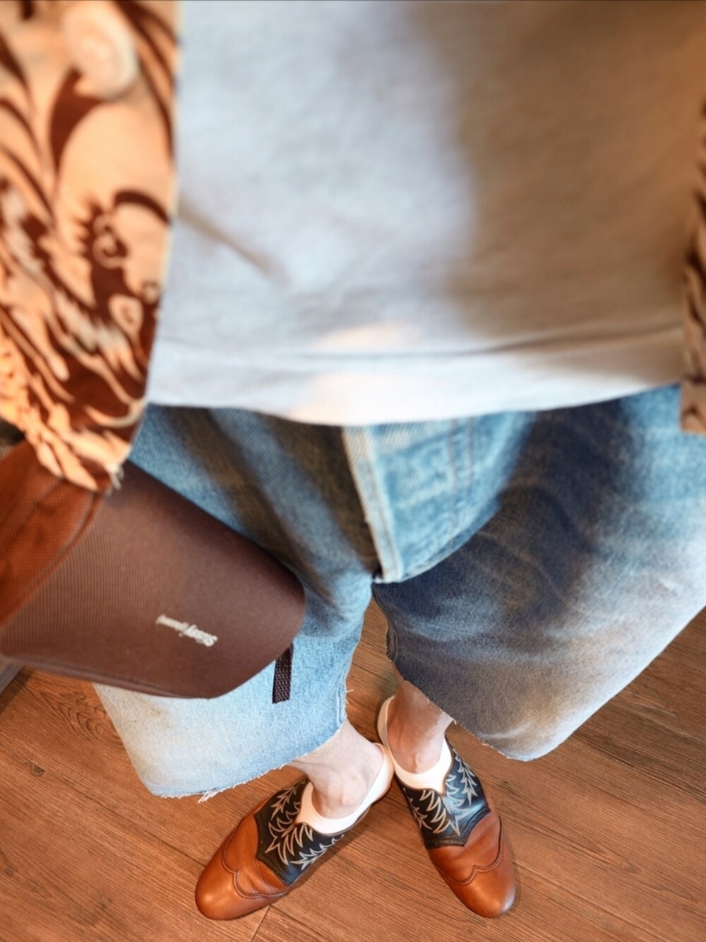 ゴールド系のシャツ/ブラウス、ブルー系のデニムパンツ、ブラウン系のサンダルを着用したメンズの夏コーディネートの2枚目の写真