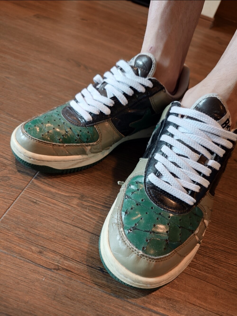 ブラック系のシャツ/ブラウス、ホワイト系のTシャツ/カットソー、グリーン系のスニーカーを着用したメンズの秋コーディネートの4枚目の写真