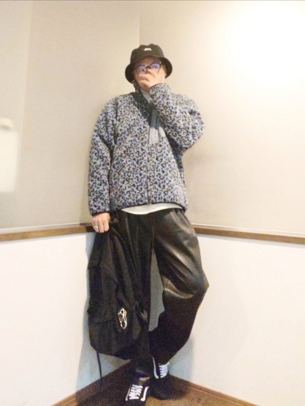 ブルー系のブルゾン、ブラック系のパンツ、ブラック系のスニーカーを着用したメンズの秋コーディネートの2枚目の写真