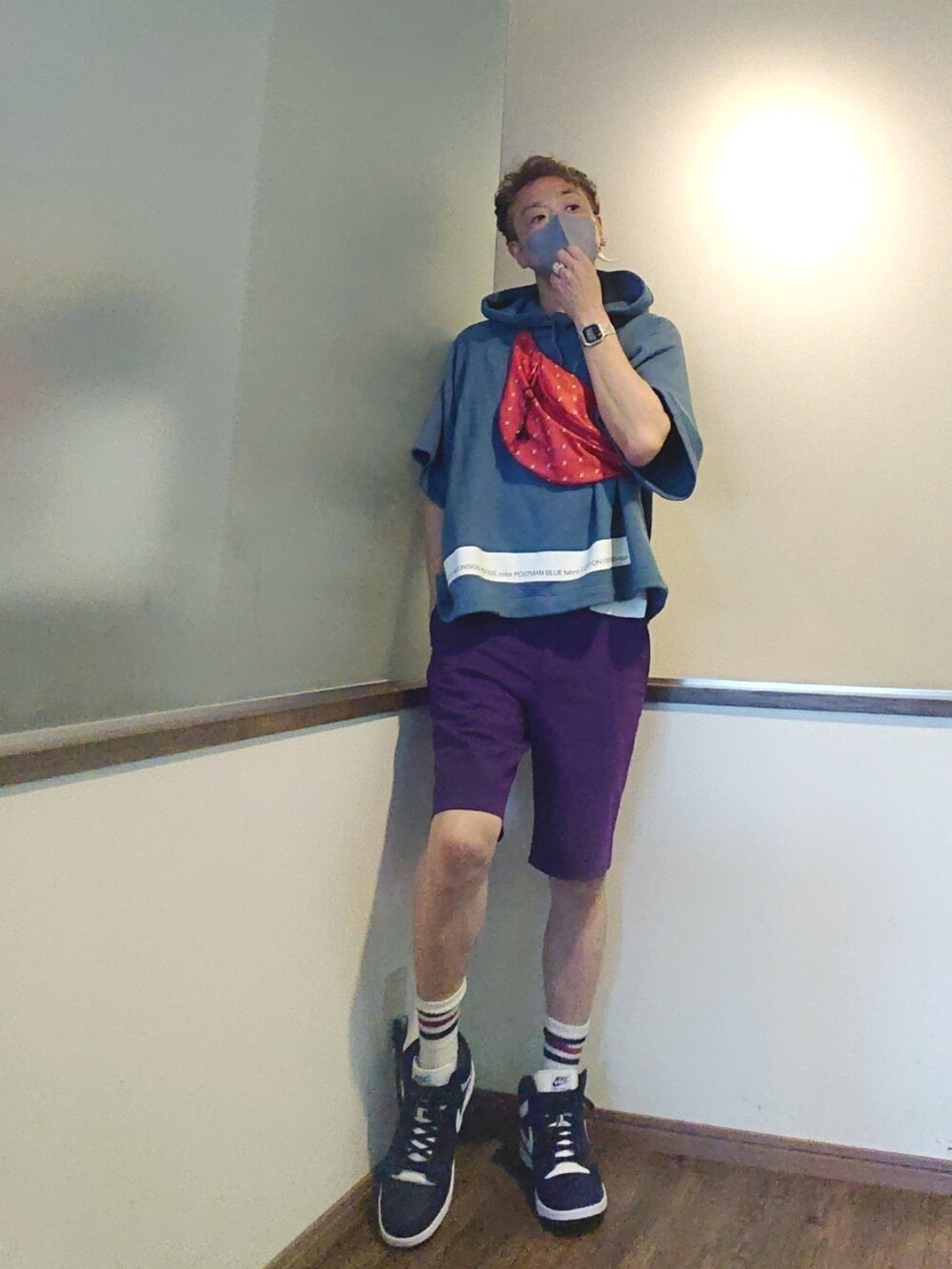 ブルー系のパーカー、レッド系のショルダーバッグ、パープル系のスラックスを着用したメンズの夏コーディネートの2枚目の写真