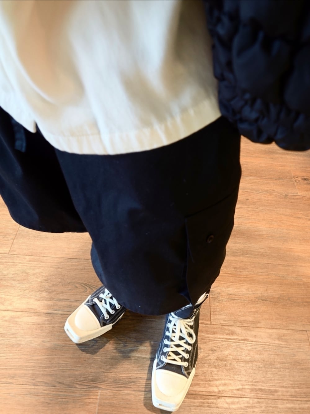 ブラック系のスニーカー、ブラック系のカーゴパンツ、ブラック系のショルダーバッグを着用したメンズの夏コーディネートの3枚目の写真