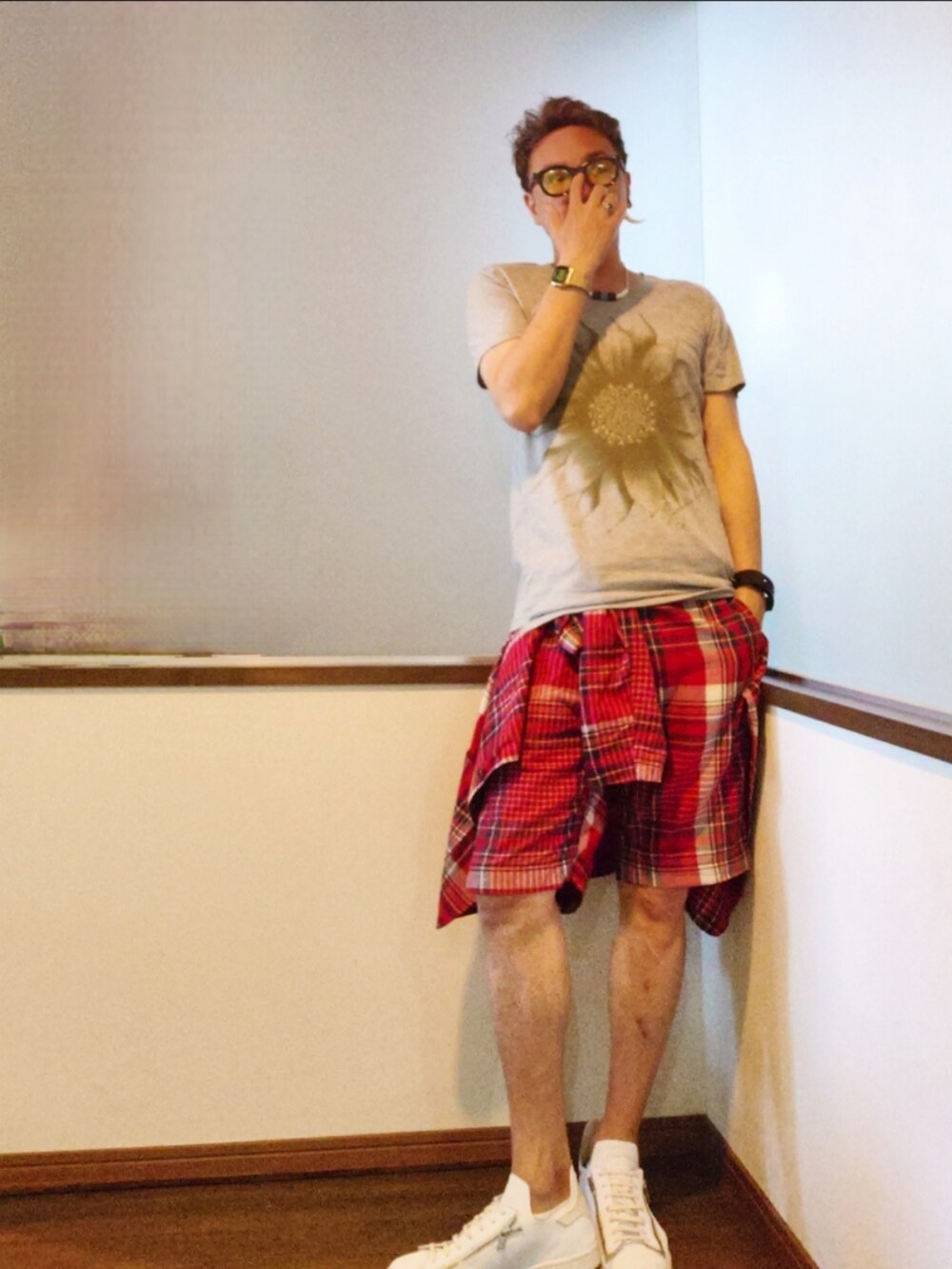 グレー系のTシャツ/カットソー、レッド系のテーラードジャケット、レッド系のその他パンツを着用したメンズの夏コーディネートの2枚目の写真