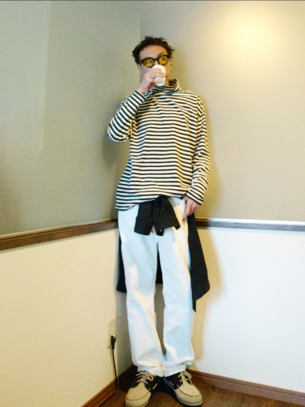 ブラック系のシャツ/ブラウス、ホワイト系のTシャツ/カットソー、ホワイト系のデニムパンツを着用したメンズの春コーディネートの2枚目の写真