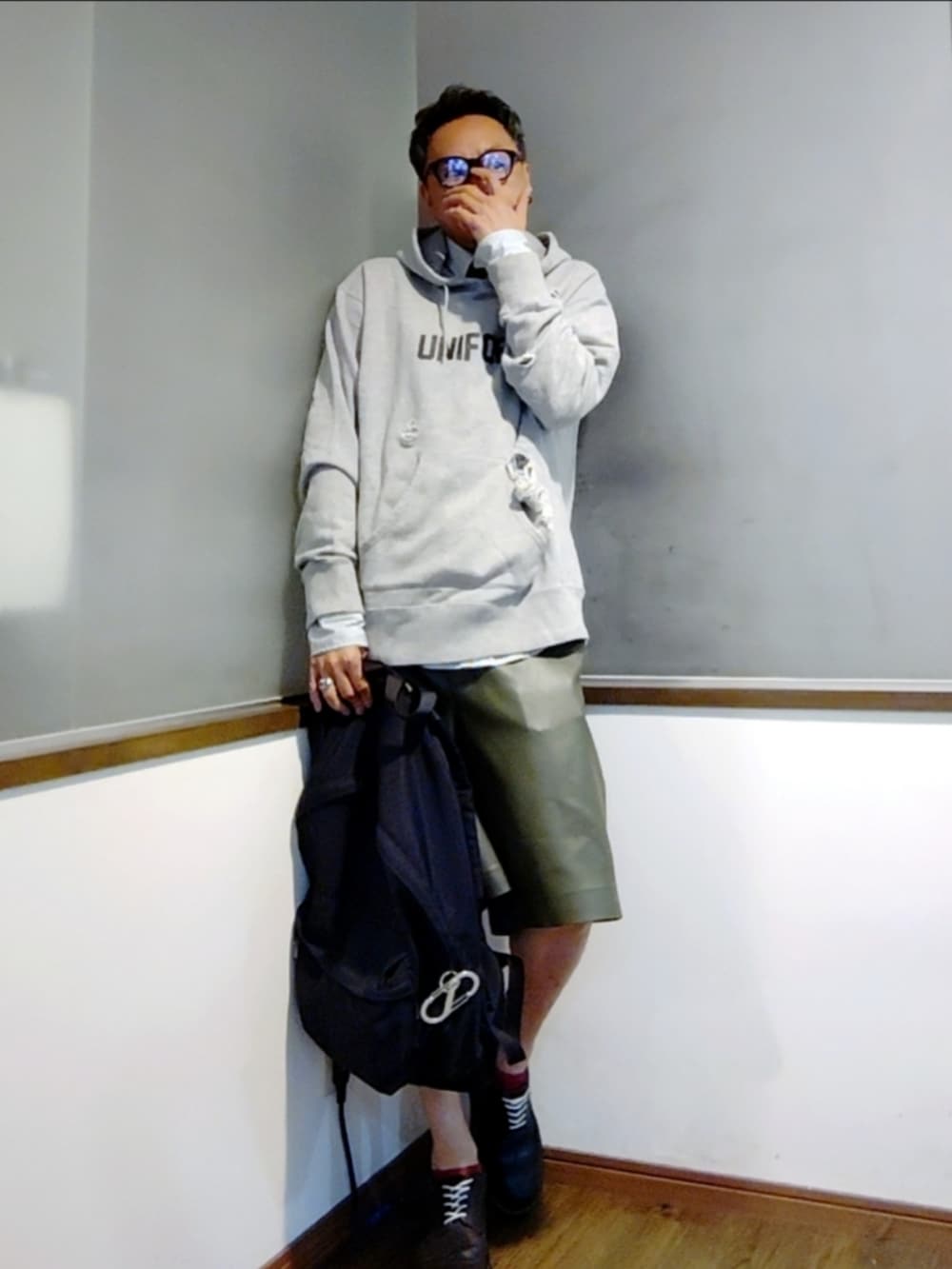 グレー系のパーカー、グリーン系のシャツ/ブラウス、ブルー系のネクタイを着用したメンズの秋コーディネートの3枚目の写真