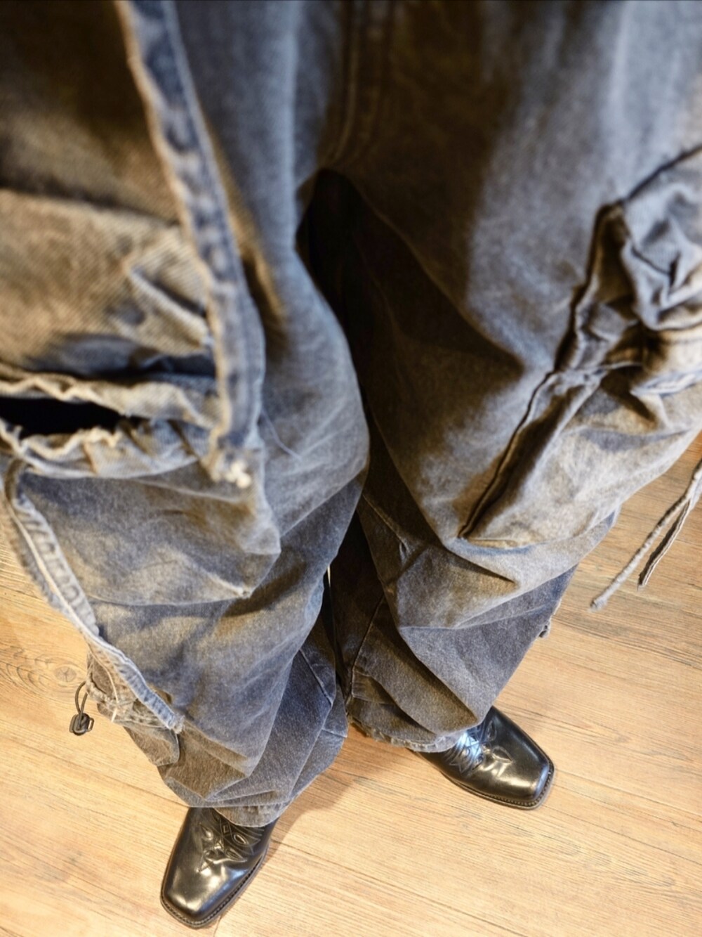 ホワイト系のTシャツ/カットソー、ブラック系のショルダーバッグ、ブラック系のカーゴパンツを着用したメンズの夏コーディネートの3枚目の写真