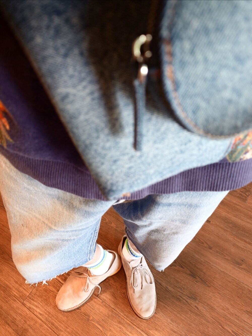 ベージュ系のブーツ、ブルー系のデニムパンツ、ブルー系のショルダーバッグを着用したメンズの秋コーディネートの3枚目の写真