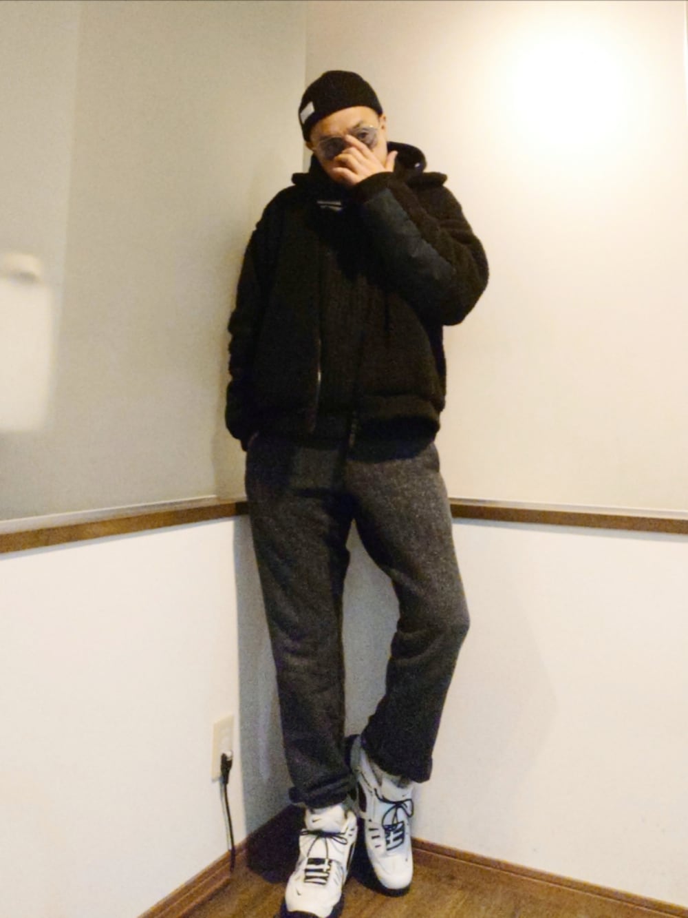 ブラック系のブルゾン、グレー系のスウェットパンツ、ホワイト系のスニーカーを着用したメンズの秋コーディネートの2枚目の写真