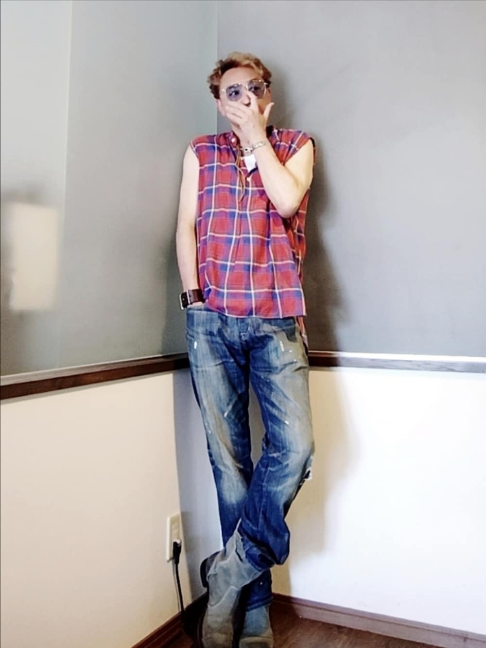 レッド系のシャツ/ブラウス、ブルー系のデニムパンツ、グリーン系のブーツを着用したメンズの夏コーディネートの2枚目の写真