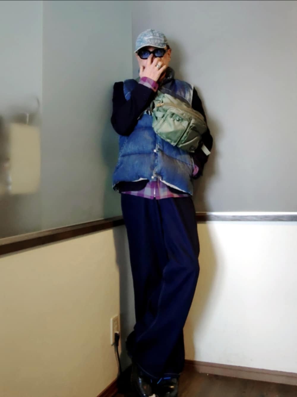 ブルー系のダウンベスト、ブルー系のテーラードジャケット、レッド系のシャツ/ブラウスを着用したメンズの春コーディネートの2枚目の写真