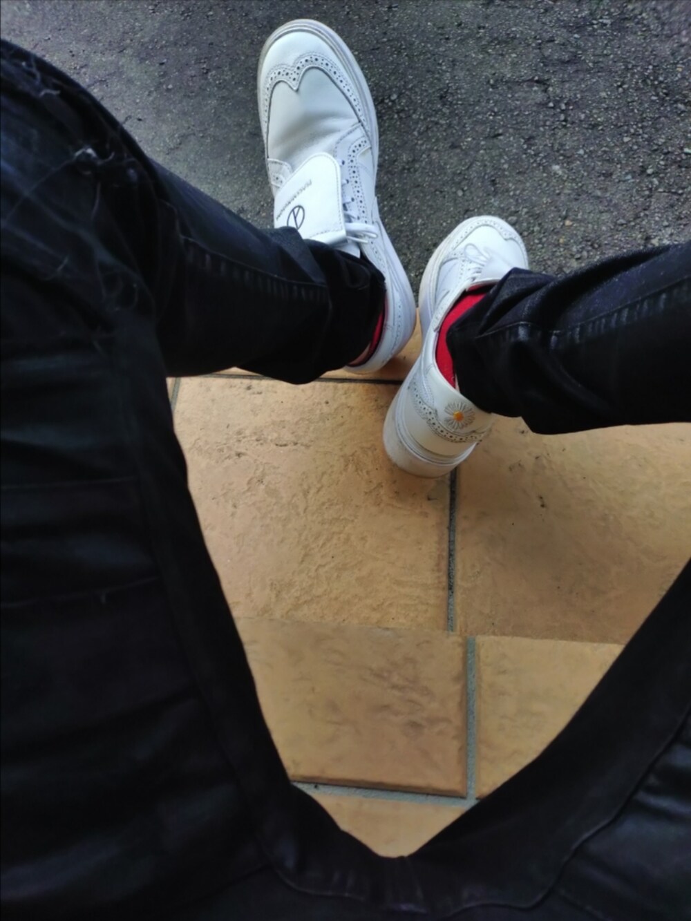 レッド系のその他アウター、ブラック系のデニムパンツ、ホワイト系のドレスシューズを着用したメンズの秋コーディネートの4枚目の写真