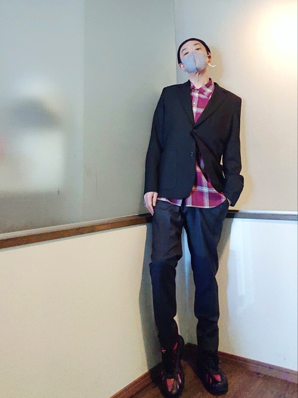 グレー系のテーラードジャケット、レッド系のシャツ/ブラウス、グレー系のスラックスを着用したメンズの春コーディネートの2枚目の写真