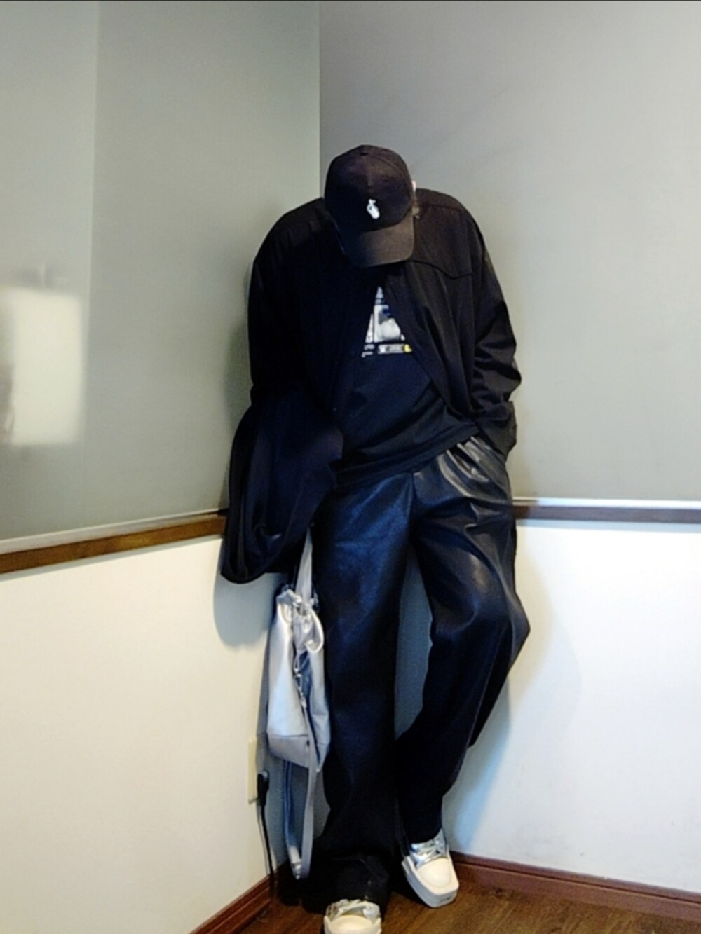 ブルー系のテーラードジャケット、ブラック系のその他パンツ、ブラック系のTシャツ/カットソーを着用したメンズの秋コーディネートの3枚目の写真