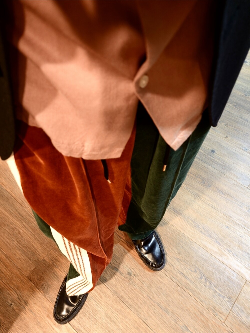 その他のその他パンツ、ピンク系のシャツ/ブラウス、グレー系のテーラードジャケットを着用したメンズの秋コーディネートの2枚目の写真
