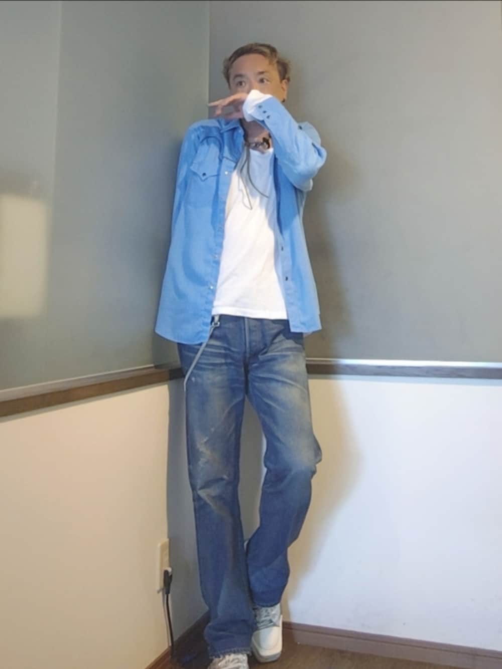 ブルー系のシャツ/ブラウス、ブルー系のデニムパンツ、シルバー系のスニーカーを着用したメンズの夏コーディネートの2枚目の写真