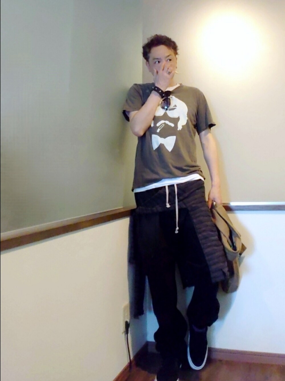 ブラック系のTシャツ/カットソー、ブラック系のその他パンツ、ブラック系のスニーカーを着用したメンズの夏コーディネートの2枚目の写真