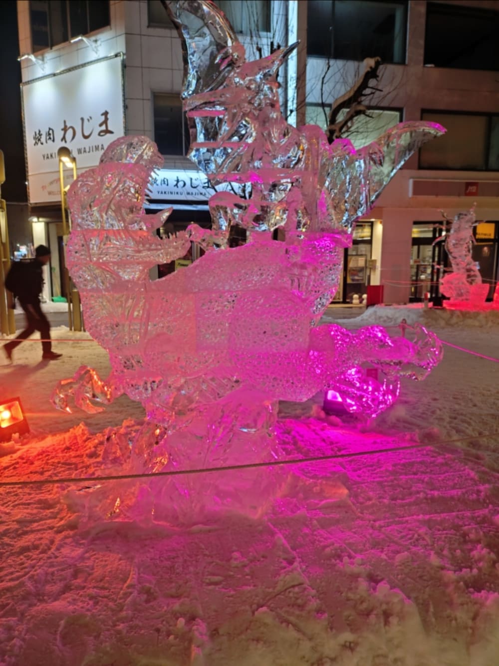 ブラック系のダウンジャケット/コート、ブラック系のジャージ、レッド系のショルダーバッグを着用したメンズの冬コーディネートの5枚目の写真