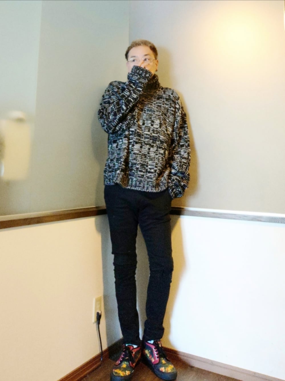 ブラック系のデニムパンツ、ブラック系のスニーカー、ブラック系のスニーカーを着用したメンズの秋コーディネートの2枚目の写真