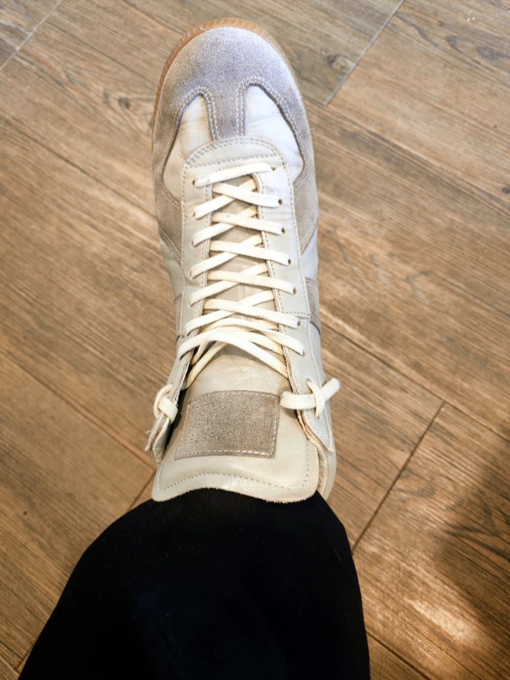 ホワイト系のTシャツ/カットソー、ブルー系のデニムジャケット、ブラック系のスラックスを着用したメンズの春コーディネートの3枚目の写真