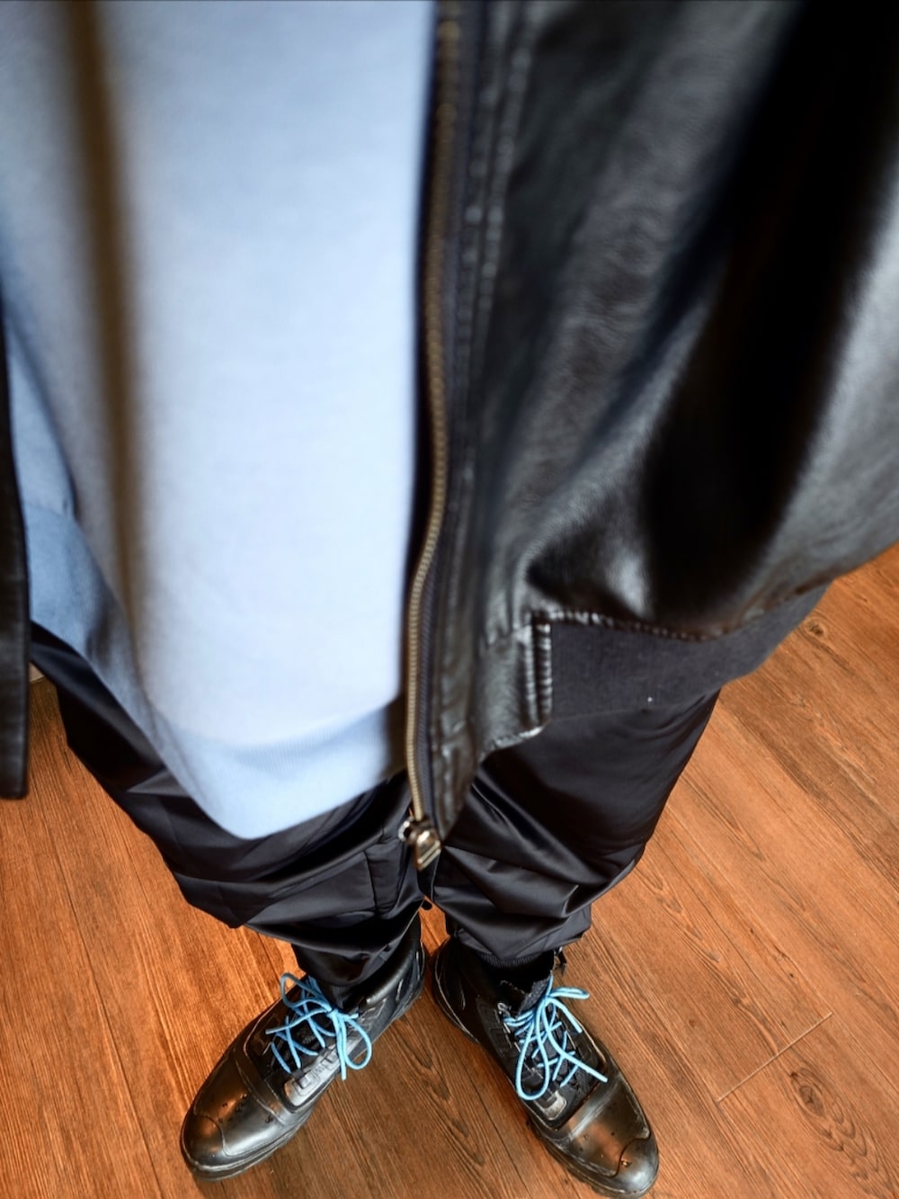 ブラック系のスニーカー、ブラック系のMA-1、ブラック系のその他パンツを着用したメンズの冬コーディネートの3枚目の写真