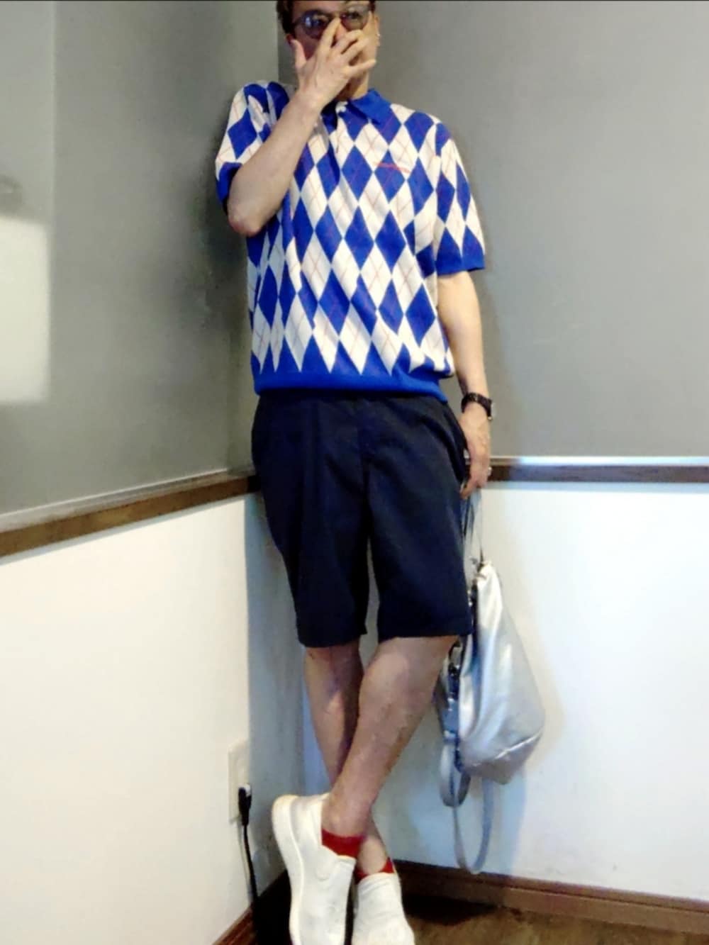 ブルー系のニット/セーター、ブルー系のその他パンツ、ホワイト系のスニーカーを着用したメンズの夏コーディネートの2枚目の写真