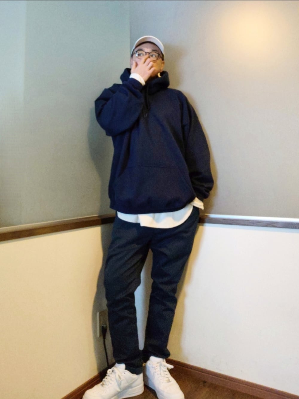 ベージュ系のダウンジャケット/コート、ブルー系のパーカー、ブルー系のパンツを着用したメンズの冬コーディネートの2枚目の写真