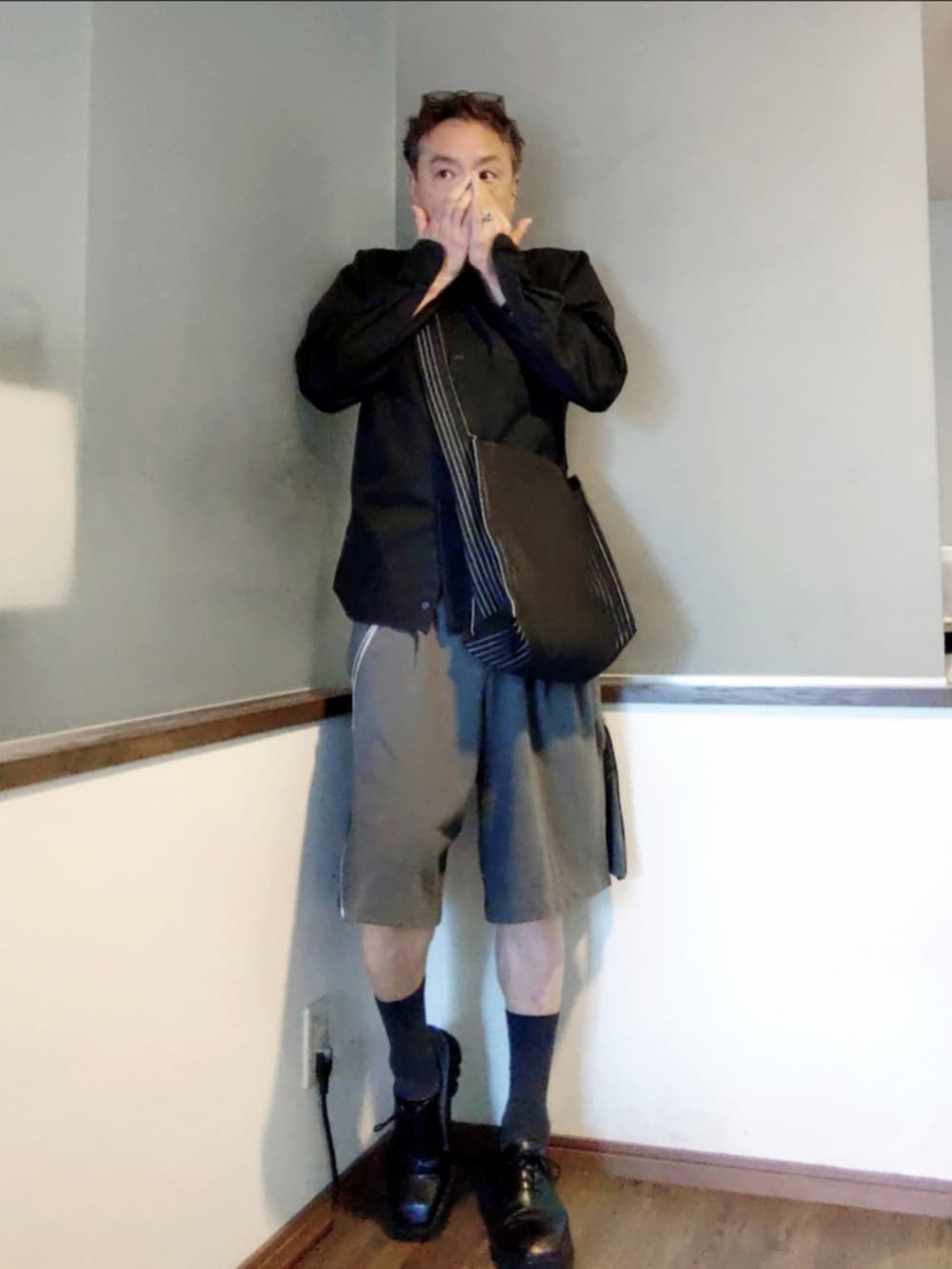 グレー系のその他パンツ、ブラック系のドレスシューズ、ブラック系のショルダーバッグを着用したメンズの夏コーディネートの3枚目の写真