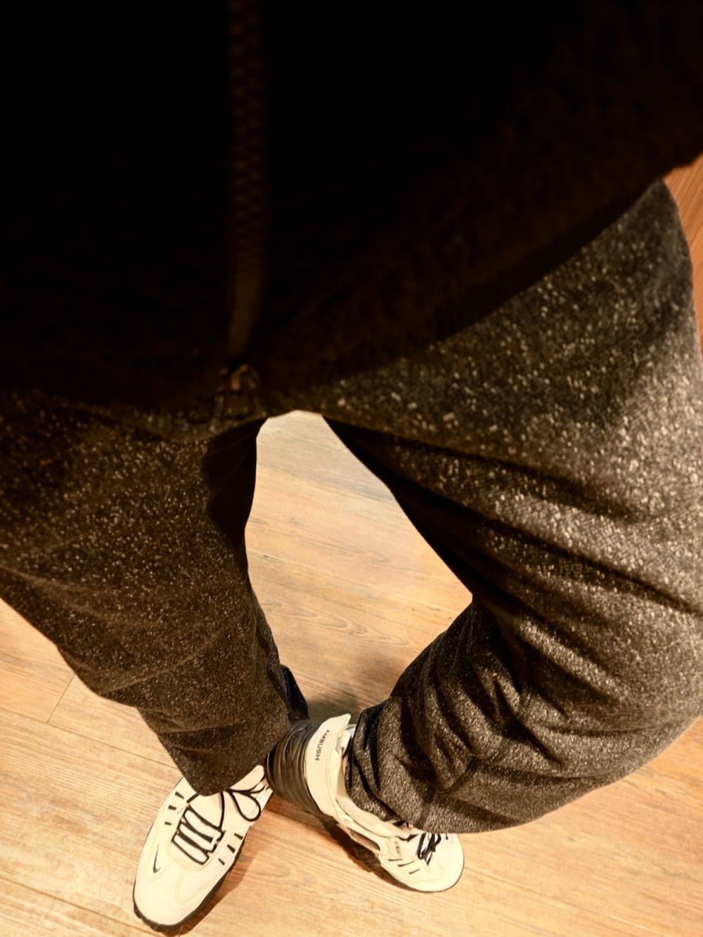 ブラック系のブルゾン、グレー系のスウェットパンツ、ホワイト系のスニーカーを着用したメンズの秋コーディネートの3枚目の写真