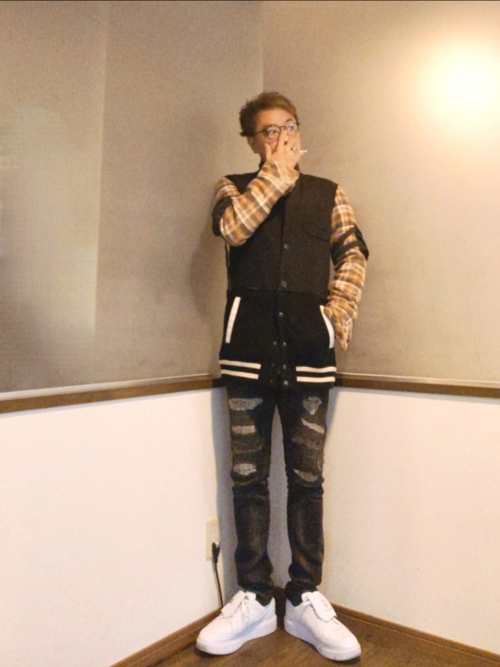 ブラック系のテーラードジャケット、ホワイト系のシャツ/ブラウス、ブラック系のデニムパンツを着用したメンズの秋コーディネートの3枚目の写真