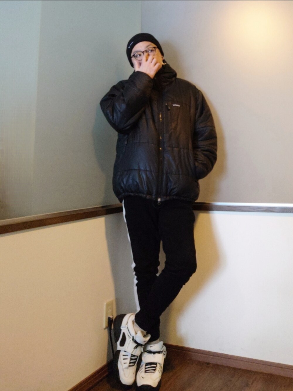 グレー系のスウェット、ホワイト系のTシャツ/カットソー、ブラック系のその他パンツを着用したメンズの冬コーディネートの2枚目の写真