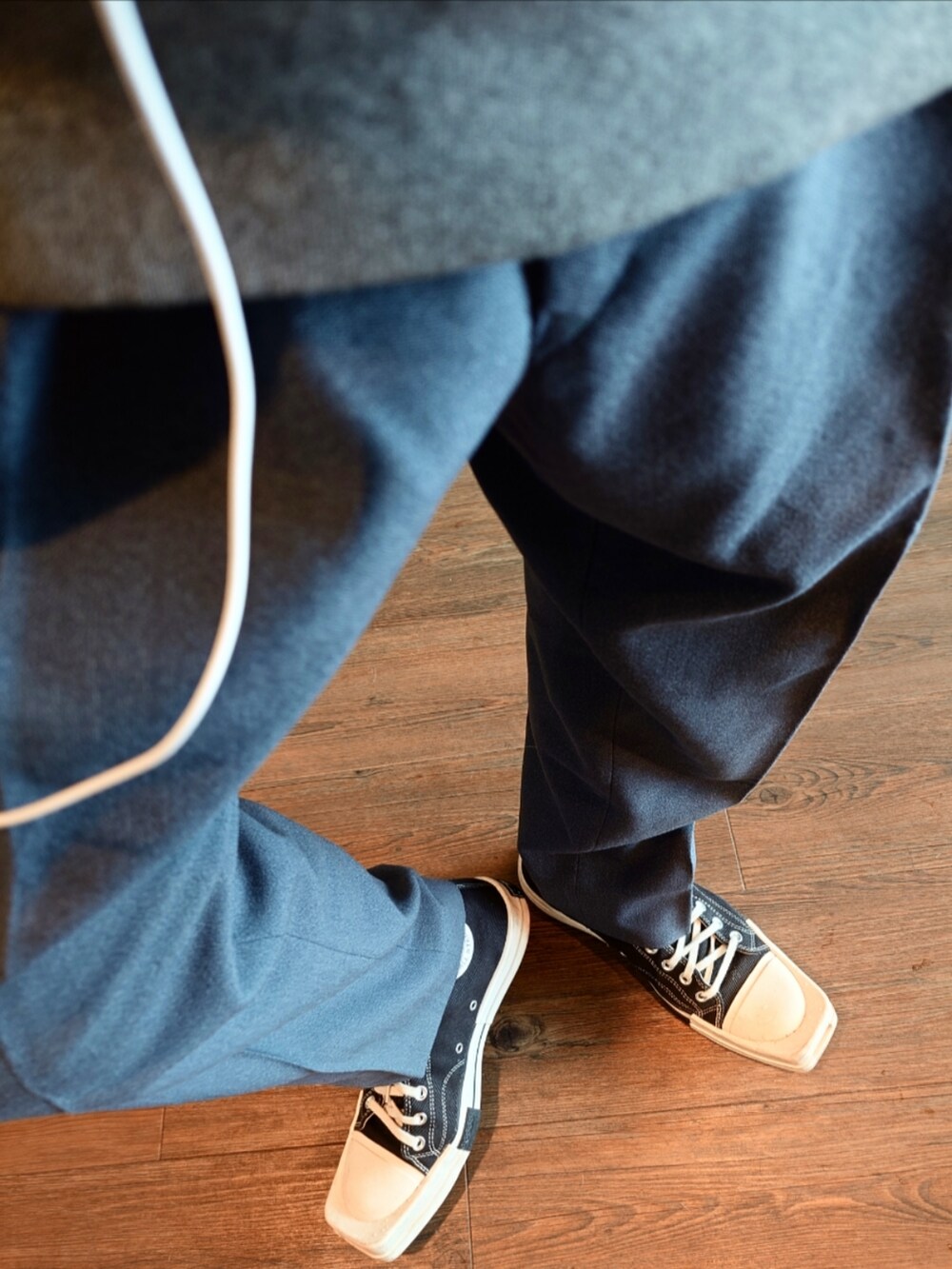 ブルー系のその他アウター、グレー系のスウェット、ブルー系のネクタイを着用したメンズの冬コーディネートの4枚目の写真