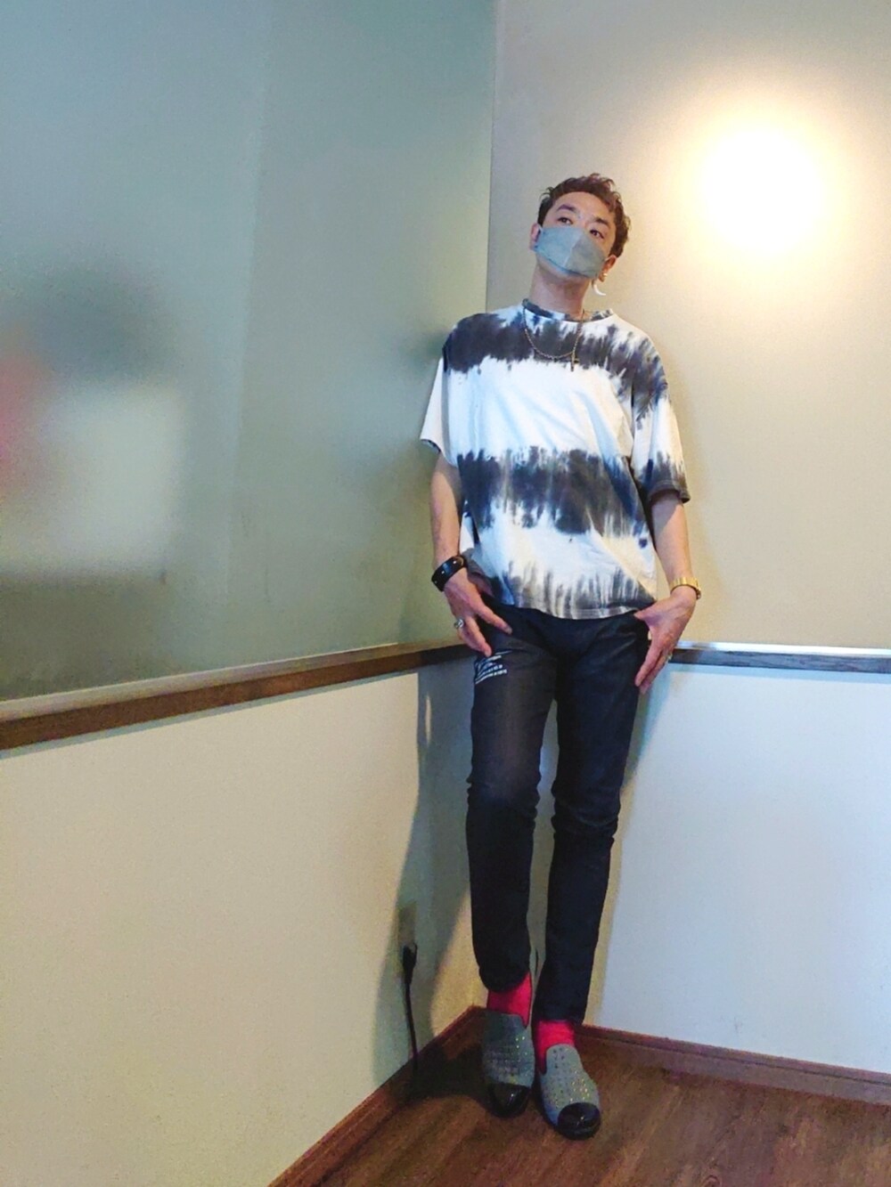 ホワイト系のTシャツ/カットソー、ブルー系のデニムパンツ、ブルー系のドレスシューズを着用したメンズの夏コーディネートの2枚目の写真