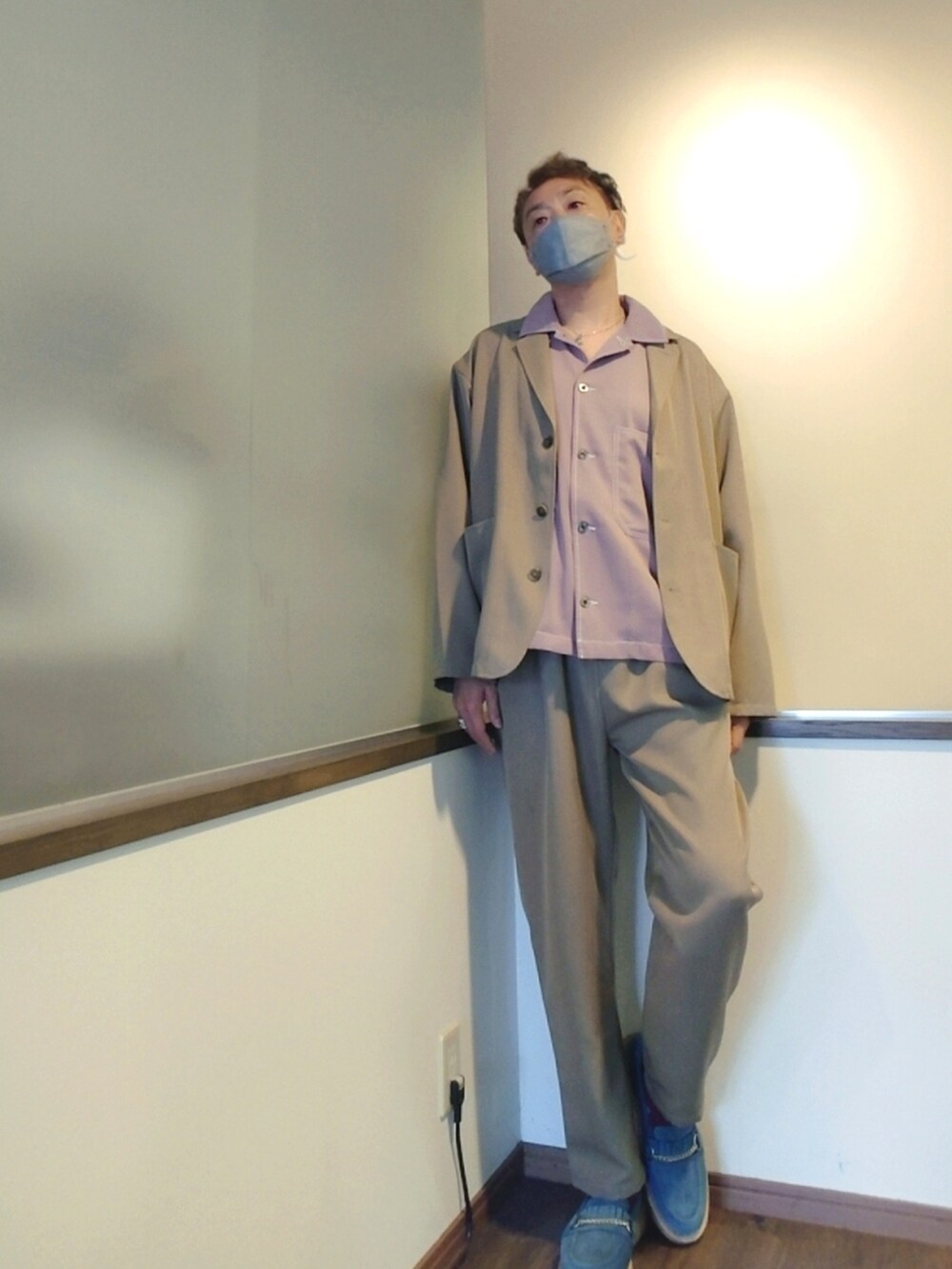 ベージュ系のテーラードジャケット、ベージュ系のチノパンツ、ピンク系のシャツ/ブラウスを着用したメンズの秋コーディネートの2枚目の写真