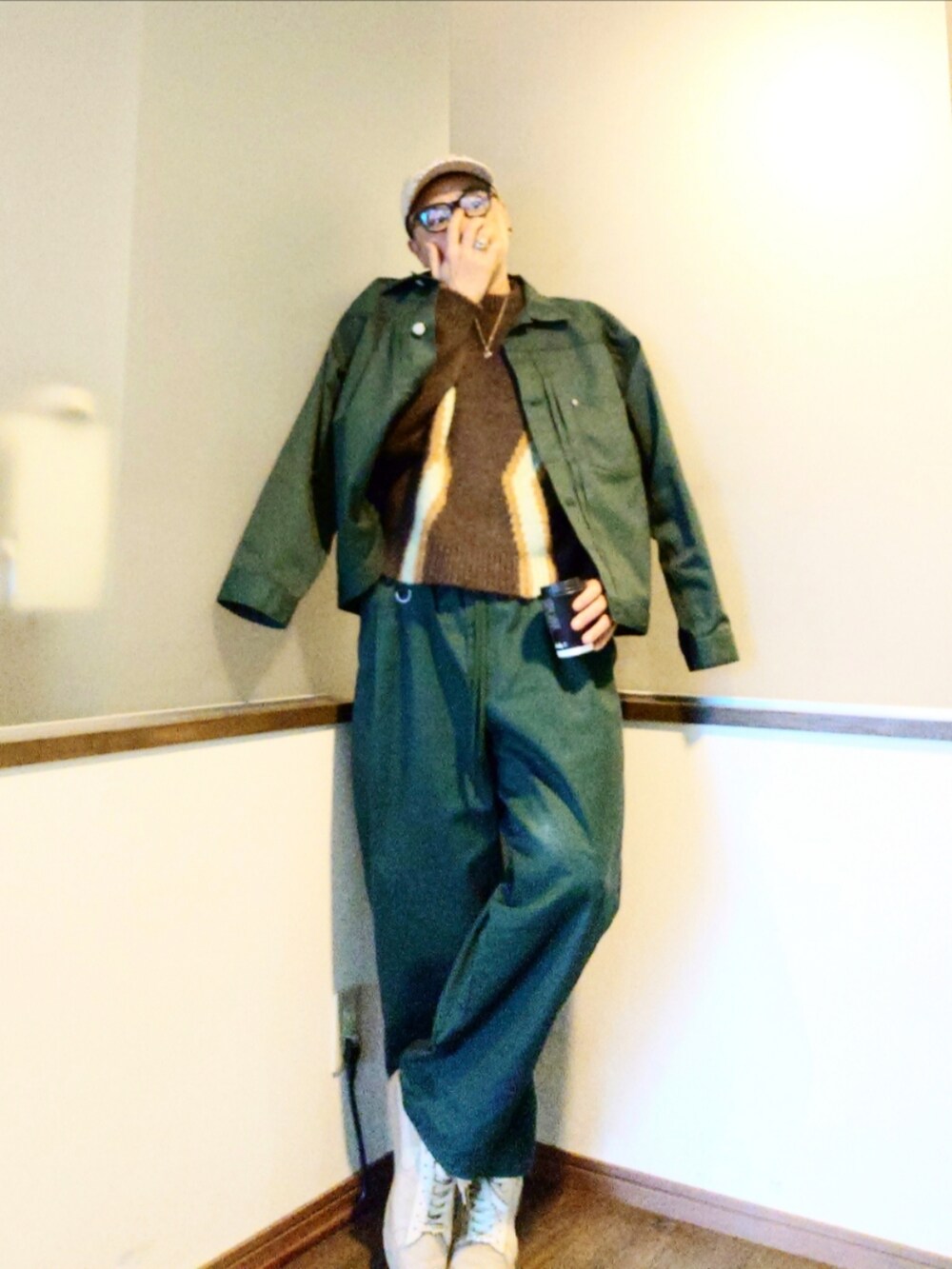 ブラウン系のニット/セーター、グリーン系のブルゾン、グリーン系のパンツを着用したメンズの秋コーディネートの3枚目の写真